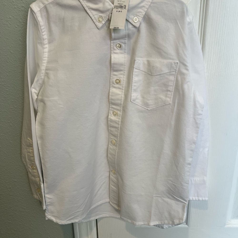 NWT GAP Kids White Casual Button Down Shirt
Size small 6-7